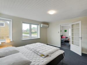 een slaapkamer met een groot wit bed en een raam bij Holiday Home Thomsen - 200m to the inlet in The Liim Fiord by Interhome 