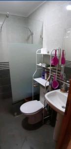 La salle de bains est pourvue d'une douche, de toilettes et d'un lavabo. dans l'établissement appartement à louer saidia, à Saïdia