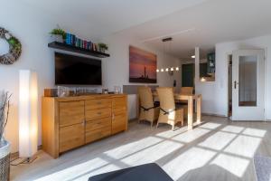 a living room with a table and a dining room at Appartementhaus Appartement Strandläufer in Süderhöft