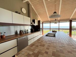 Kuchyň nebo kuchyňský kout v ubytování Holiday Home Selinda - 100m from the sea in Djursland and Mols by Interhome