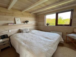 Postel nebo postele na pokoji v ubytování Holiday Home Selinda - 100m from the sea in Djursland and Mols by Interhome