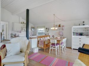 Il comprend un salon et une cuisine avec une table et des chaises. dans l'établissement Holiday Home Suoma - 400m to the inlet in The Liim Fiord by Interhome, à Roslev