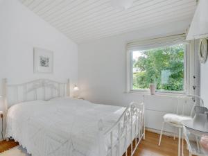 - une chambre blanche avec un lit blanc et une fenêtre dans l'établissement Holiday Home Suoma - 400m to the inlet in The Liim Fiord by Interhome, à Roslev