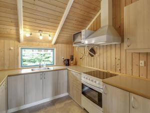 Kuchyň nebo kuchyňský kout v ubytování Holiday Home Dedo - 300m from the sea in Djursland and Mols by Interhome