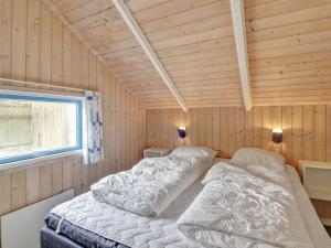 Postel nebo postele na pokoji v ubytování Holiday Home Dedo - 300m from the sea in Djursland and Mols by Interhome