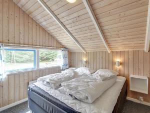 Postel nebo postele na pokoji v ubytování Holiday Home Dedo - 300m from the sea in Djursland and Mols by Interhome