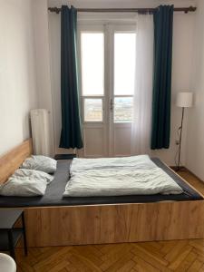 uma cama com duas almofadas num quarto em Best View Old Town Rooms em Cracóvia