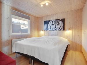 Postel nebo postele na pokoji v ubytování Holiday Home Gardis - 100m from the sea in Djursland and Mols by Interhome