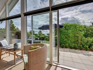 een patio met een tafel en een parasol bij Holiday Home Regni - 300m to the inlet in The Liim Fiord by Interhome in Nykøbing Mors