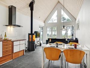 Kuchyň nebo kuchyňský kout v ubytování Holiday Home Angelita - 80m to the inlet by Interhome