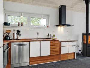 Kuchyň nebo kuchyňský kout v ubytování Holiday Home Angelita - 80m to the inlet by Interhome