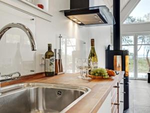 Kuchyň nebo kuchyňský kout v ubytování Holiday Home Angelita - 80m to the inlet by Interhome