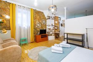 1 dormitorio con 1 cama, TV y sofá en Galeria Guesthouse, en Tavira