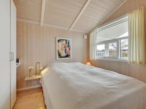 Postel nebo postele na pokoji v ubytování Holiday Home Sitka - 250m from the sea in Djursland and Mols by Interhome