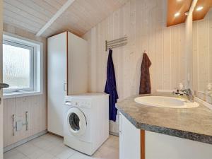 Koupelna v ubytování Holiday Home Sitka - 250m from the sea in Djursland and Mols by Interhome
