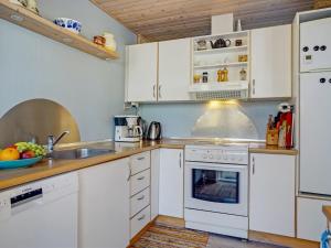 Kuchyň nebo kuchyňský kout v ubytování Holiday Home Safir - 800m from the sea in Djursland and Mols by Interhome