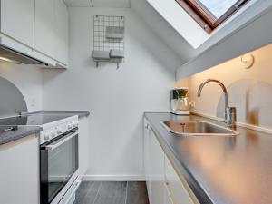 cocina con fregadero y ventana en Holiday Home Femija - 500m to the inlet in The Liim Fiord by Interhome en Roslev