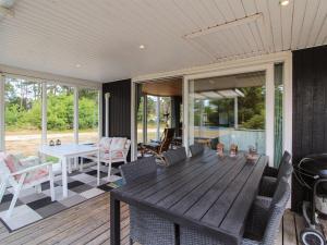 Restaurace v ubytování Holiday Home Eldina - 100m from the sea in Djursland and Mols by Interhome