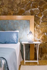 una camera con letto e tavolo con lampada di Galeria Guesthouse a Tavira