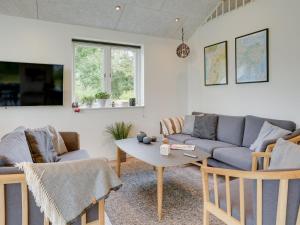 TV a/nebo společenská místnost v ubytování Holiday Home Adela - 1km from the sea by Interhome