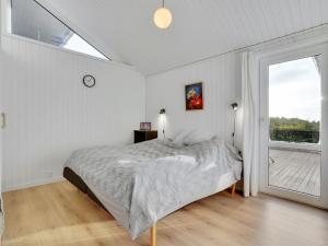 Postel nebo postele na pokoji v ubytování Holiday Home Ibbe - 800m from the sea in Djursland and Mols by Interhome