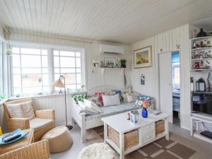 uma sala de estar com um sofá e uma mesa em Holiday Home Alina - 200m from the sea in Djursland and Mols by Interhome em Grenå
