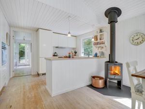 Kuchyň nebo kuchyňský kout v ubytování Holiday Home Niklas - 400m from the sea in Djursland and Mols by Interhome