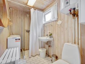 Koupelna v ubytování Holiday Home Niklas - 400m from the sea in Djursland and Mols by Interhome
