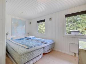 Postel nebo postele na pokoji v ubytování Holiday Home Niklas - 400m from the sea in Djursland and Mols by Interhome