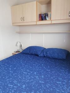 Een bed of bedden in een kamer bij Beach Resort Kamperland - 771