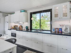 Kuchyň nebo kuchyňský kout v ubytování Holiday Home Tona - 300m from the sea in Djursland and Mols by Interhome