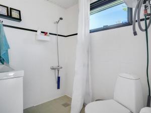 Koupelna v ubytování Holiday Home Tona - 300m from the sea in Djursland and Mols by Interhome