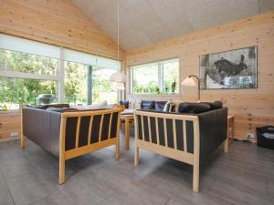 Sala de estar con 2 sofás y mesa en Holiday Home Etly - 600m to the inlet in The Liim Fiord by Interhome, en Roslev