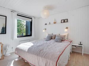 Postel nebo postele na pokoji v ubytování Holiday Home Tona - 300m from the sea in Djursland and Mols by Interhome