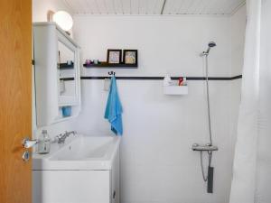 Koupelna v ubytování Holiday Home Tona - 300m from the sea in Djursland and Mols by Interhome