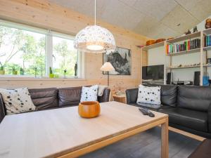 - un salon avec un canapé et une table dans l'établissement Holiday Home Etly - 600m to the inlet in The Liim Fiord by Interhome, à Roslev