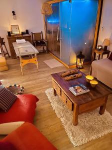 una sala de estar con una mesa de centro de madera en una habitación en Pedra Nova, en Castelo Novo