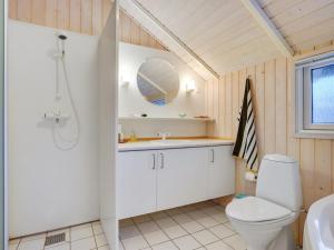 Koupelna v ubytování Holiday Home Gittel - 300m from the sea in Djursland and Mols by Interhome