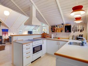 Kuchyň nebo kuchyňský kout v ubytování Holiday Home Gittel - 300m from the sea in Djursland and Mols by Interhome