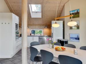 Kuchyň nebo kuchyňský kout v ubytování Holiday Home Merja - all inclusive - 3km from the sea in Djursland and Mols by Interhome