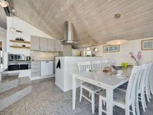 Kuchyň nebo kuchyňský kout v ubytování Holiday Home Guthfast - 200m from the sea in Djursland and Mols by Interhome