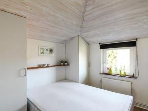 Postel nebo postele na pokoji v ubytování Holiday Home Guthfast - 200m from the sea in Djursland and Mols by Interhome