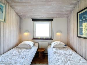 Postel nebo postele na pokoji v ubytování Holiday Home Guthfast - 200m from the sea in Djursland and Mols by Interhome