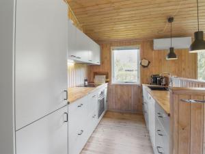 Kuchyň nebo kuchyňský kout v ubytování Holiday Home Nette - 300m from the sea in Djursland and Mols by Interhome