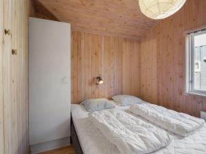 Postel nebo postele na pokoji v ubytování Holiday Home Nette - 300m from the sea in Djursland and Mols by Interhome