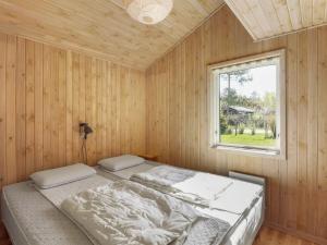Postel nebo postele na pokoji v ubytování Holiday Home Nette - 300m from the sea in Djursland and Mols by Interhome