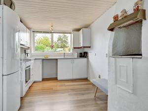 Kuchyň nebo kuchyňský kout v ubytování Holiday Home Frauke - 1km from the sea in Djursland and Mols by Interhome