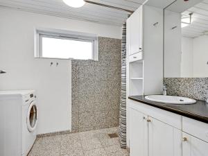 Koupelna v ubytování Holiday Home Frauke - 1km from the sea in Djursland and Mols by Interhome