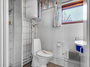 Koupelna v ubytování Holiday Home Dzavid - 10m from the sea in Djursland and Mols by Interhome