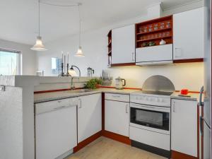 Kuchyň nebo kuchyňský kout v ubytování Apartment Catalin - 10m from the sea by Interhome